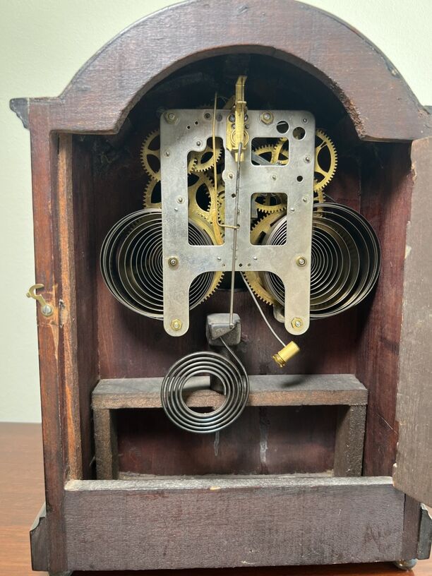 Antike Tischuhr ISIFI Holzgehäuse ca. 1920 im guten Zustand (Bild 4)