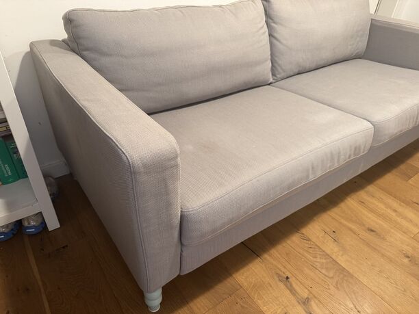 IKEA Sofa Karlstad in Grau mit Füßen von Prettypegs Modell Siri in Mintgrün