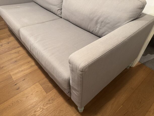 IKEA Sofa Karlstad in Grau mit Füßen von Prettypegs Modell Siri in Mintgrün (Bild 5)