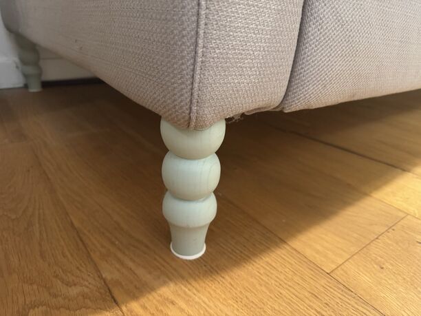 IKEA Sofa Karlstad in Grau mit Füßen von Prettypegs Modell Siri in Mintgrün (Bild 3)