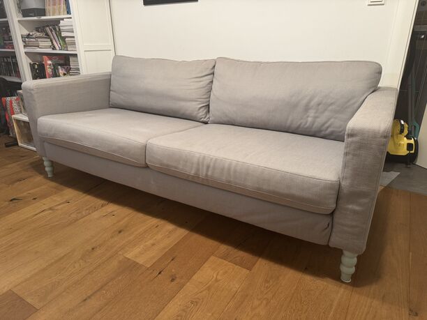 IKEA Sofa Karlstad in Grau mit Füßen von Prettypegs Modell Siri in Mintgrün (Bild 6)