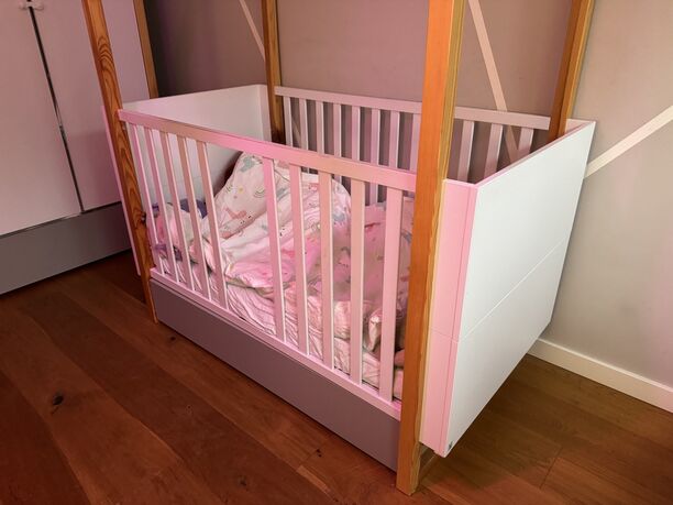 Babybett Hausbett Bell Amy Pinette inkl. Matratze, Weiß/Natur, mitwachsend (Bild 8)