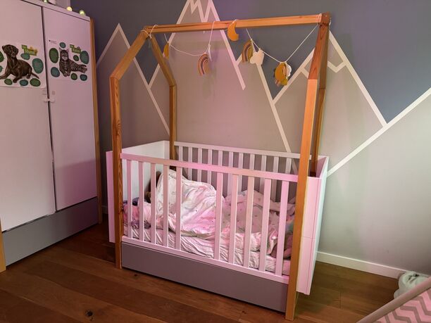 Babybett Hausbett Bell Amy Pinette inkl. Matratze, Weiß/Natur, mitwachsend