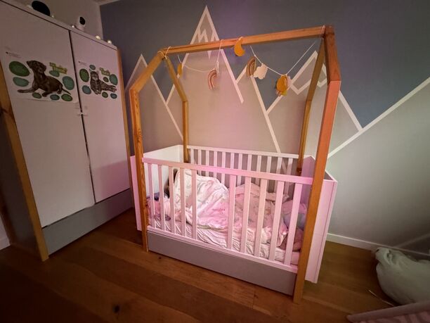 Babybett Hausbett Bell Amy Pinette inkl. Matratze, Weiß/Natur, mitwachsend (Bild 9)