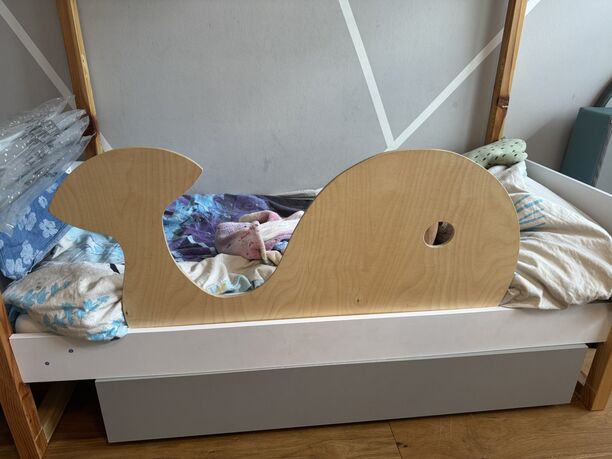 Holzwal Rausfallschutz für Kinderbett - Naturholz, ca. 80 cm Länge, ca. 46 cm Höhe, neuwertig