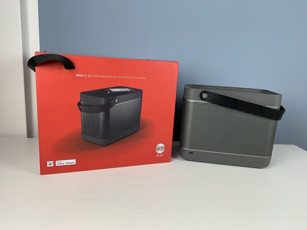 Bang & Olufsen Beolit 12 AirPlay Lautsprecher, Dark Gray, stabil und kompakt, technisch einwandfrei