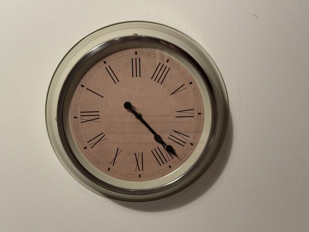 Ikea Wanduhr Skovel, beige, zeitloses Design, Durchmesser ca. 28 cm, gepflegt
