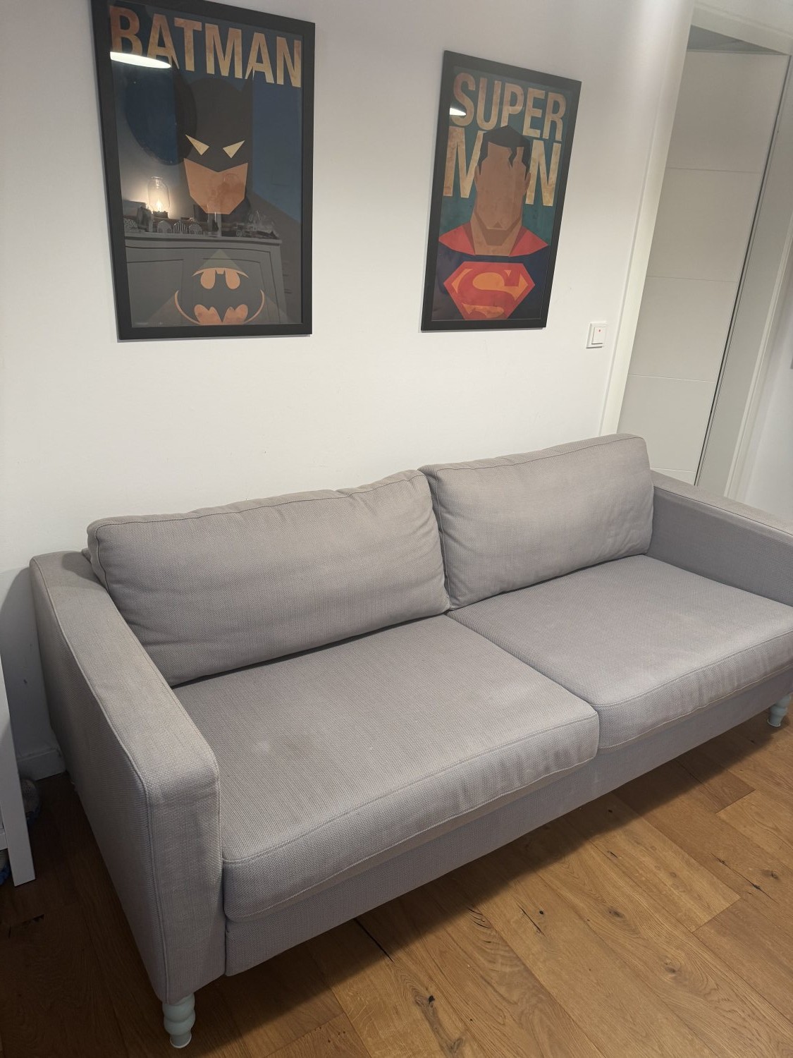 IKEA Sofa Karlstad in Grau mit Füßen von Prettypegs Modell Siri in Mintgrün IKEA Sofa Karlstad in Grau mit Füßen von Prettypegs Modell Siri in Mintgrün